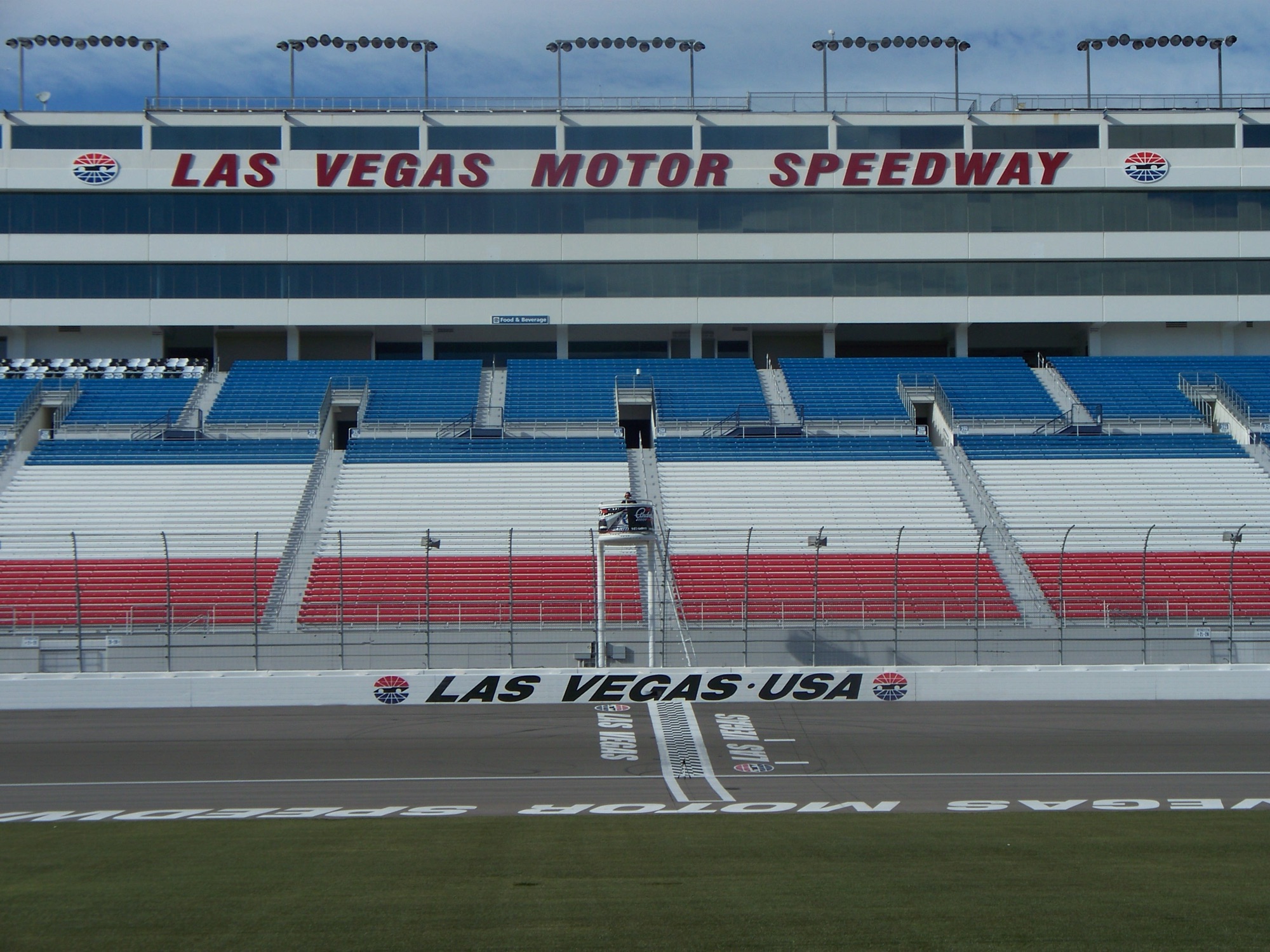 Larson Has the Lead. He Still Calls Hamlin the Vegas Favorite.